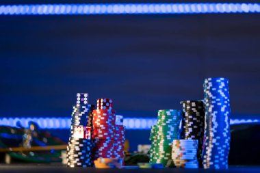 Kumarhane masası Blackjack paspasının üzerinde.