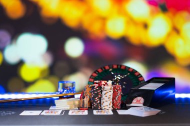 Kumarhane seti, rulet, kartlar, zarlar ve çipler Blackjack minderinde