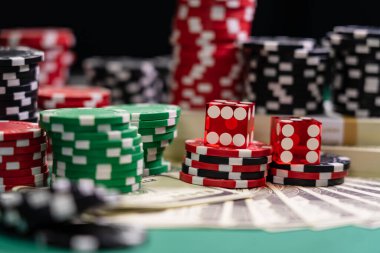 Kumarhane kırmızısı zar ve USD 100 gagası - sığ alan derinliği