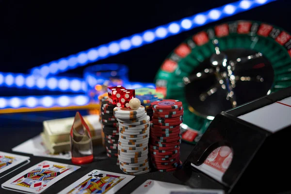 卡西诺带着轮盘赌 骰子和筹码坐在黑桌垫上 场地浅浅的深度 — 图库照片