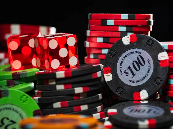Casino Craps Dobbelstenen Chips Close Ondiepe Scherptediepte — Stockfoto