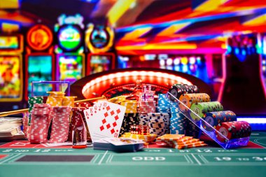 Kumarhane seti, rulet, kartlar, zarlar ve çipler Blackjack minderinde