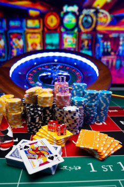 Kumarhane seti, rulet, kartlar, zarlar ve çipler Blackjack minderinde