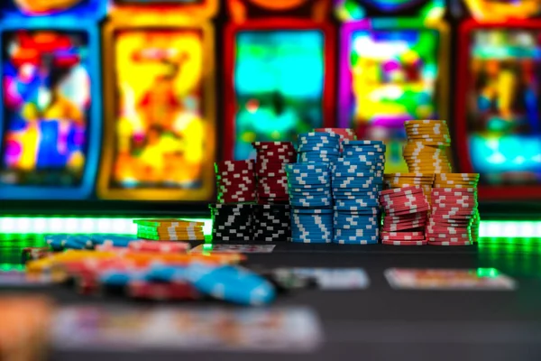 カジノのギャンブルテーブルでポーカーゲーム — ストック写真