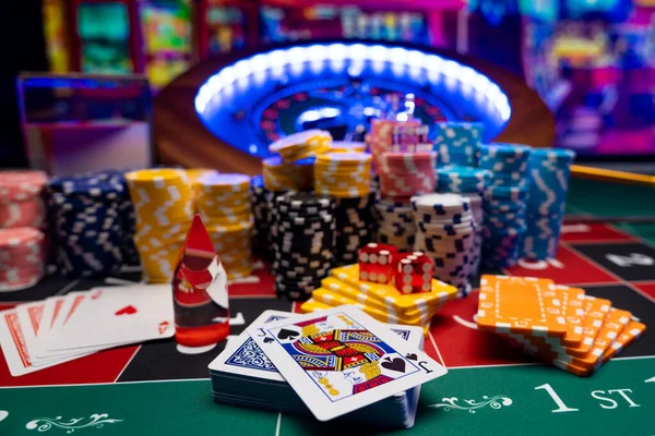 Casino Set Ruletou Kartami Kostkami Žetony Podložce Blackjack — Stock fotografie