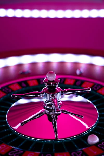 轮盘轮盘闭合 女士粉红赌场 选择性焦点 — 图库照片