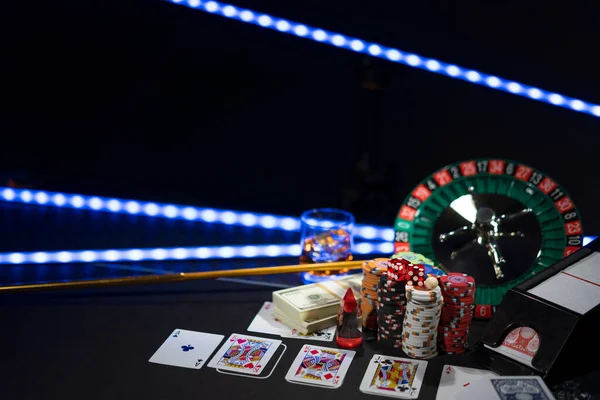 Set Casinò Con Roulette Carte Dadi Patatine Fritte Sul Tavolo — Foto Stock