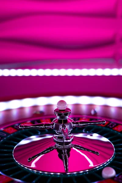 轮盘轮盘闭合 女士粉红赌场 选择性焦点 — 图库照片