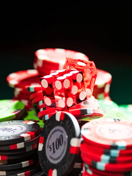 Casino Craps Dobbelstenen Chips Close Ondiepe Scherptediepte — Stockfoto