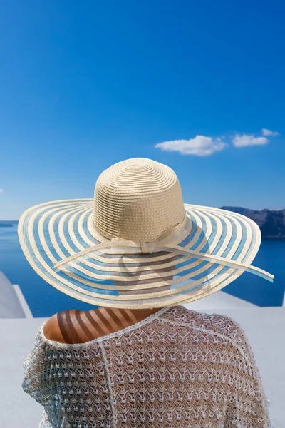 Mujer Vacaciones Isla Santorini Grecia — Foto de Stock