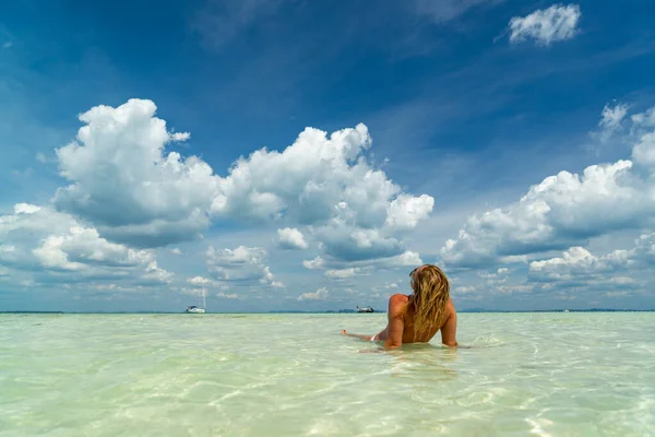 Mujer Hermosa Playa Isla Poda Tailandia —  Fotos de Stock