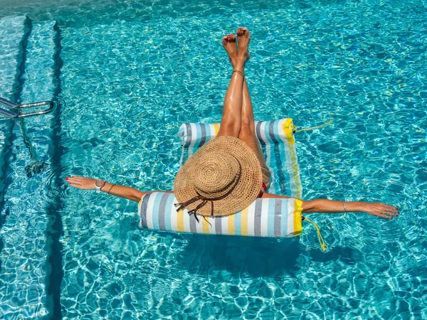 Žena Luxusním Pětihvězdičkovém Lázeňském Středisku Bazénu Nafukovací — Stock fotografie