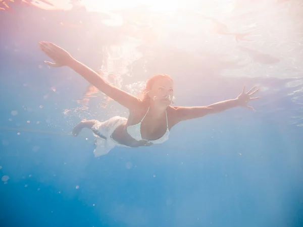 Vrouw Onder Water Bij Het Zwembad — Stockfoto