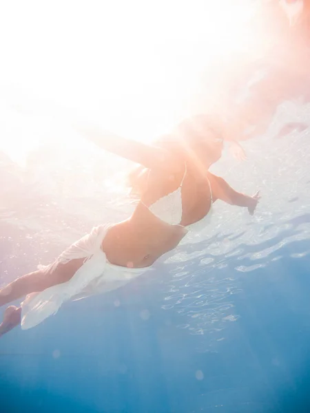 在游泳池里潜水的女人 — 图库照片