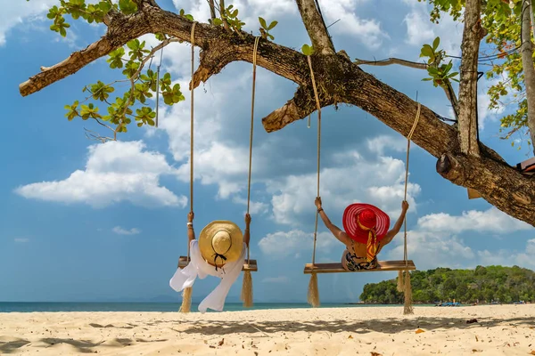 Två Vackra Kvinnor Gunga Stranden Thailand — Stockfoto