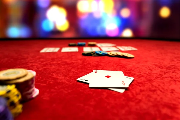 高い杭テキサスはカジノでそれらのポーカーゲームを保持します — ストック写真
