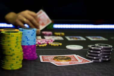 Kumarhane masasında poker oyunu