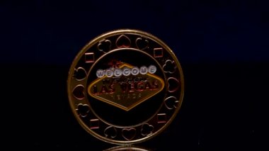 Kartlar yüksek bahisli Texas poker masasında tutulur