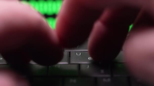 Чоловік Набирає Клавіатурі — стокове відео
