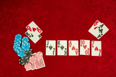 Kumarhanede yüksek bahisli Texas poker masası
