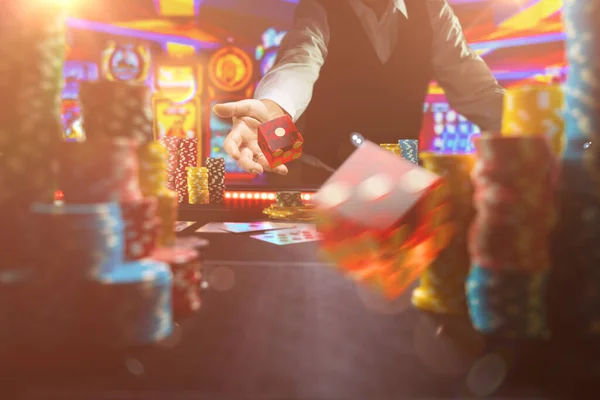 Man Gokken Aan Craps Tafel Het Casino Selectieve Focus Rechtenvrije Stockfoto's