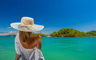 Tayland sahilinde güzel bir kadın.