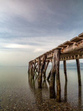 Yunanistan 'ın Evia adasında tahta duba