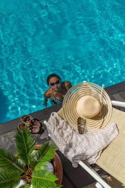 Lüks spa merkezindeki yüzme havuzunda bir kadın.