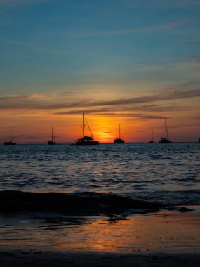 Ao Nang Krabi 'de gün batımı Tayland