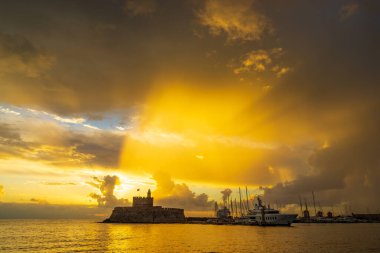 Yunanistan 'ın Rodos Limanı, güneş doğarken