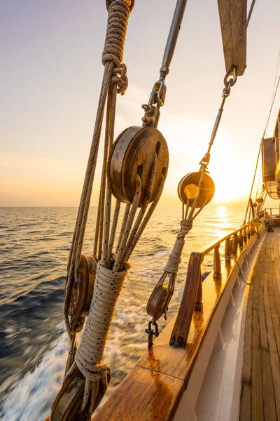 Tahta yelkenli gemi denizde