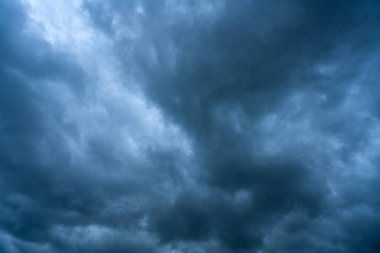 Kara dramatik fırtına bulutları 