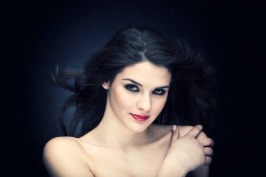 Güzel bir genç kadının portresi. 