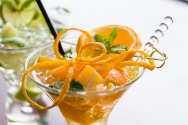 portakal ve limon mojito beyaz zemin üzerine