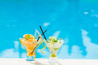 havuz kenarında portakal ve limon mojito