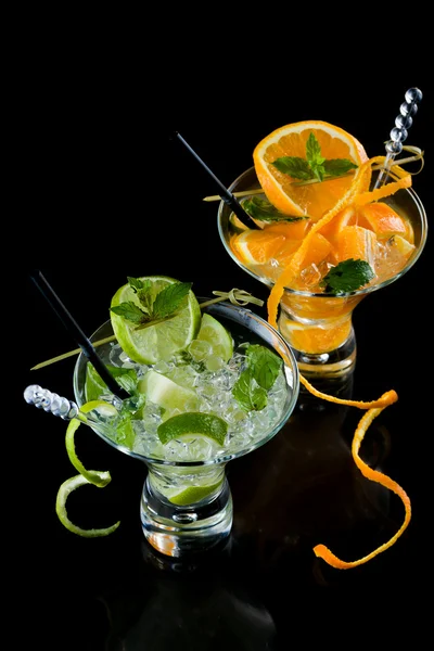 Laranja fresca e limão Mojito sobre fundo preto — Fotografia de Stock