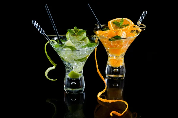 Siyah arka plan üzerine taze portakal ve limon mojito — Stok fotoğraf