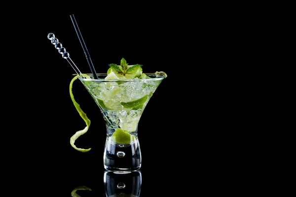 Frischer Limettenmojito auf schwarzem Hintergrund — Stockfoto