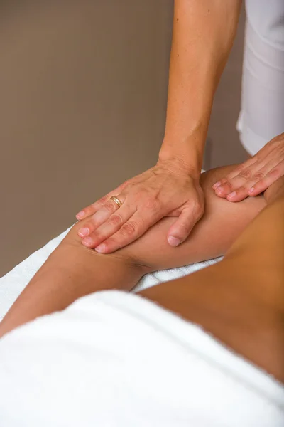 Vrouw ontvangende professionele massage. — Stockfoto