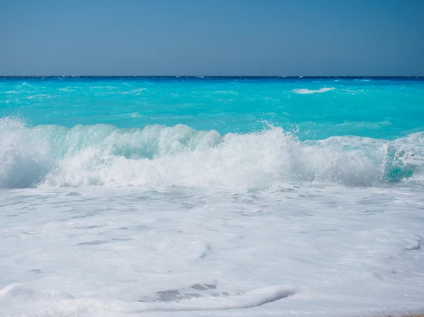 Praia selvagem com rochas na água. Island Lefkada, Grécia — Fotografia de Stock