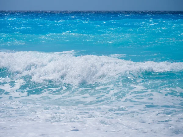 Suyun taşlarla vahşi beach. ada lefkada, Yunanistan — Stok fotoğraf