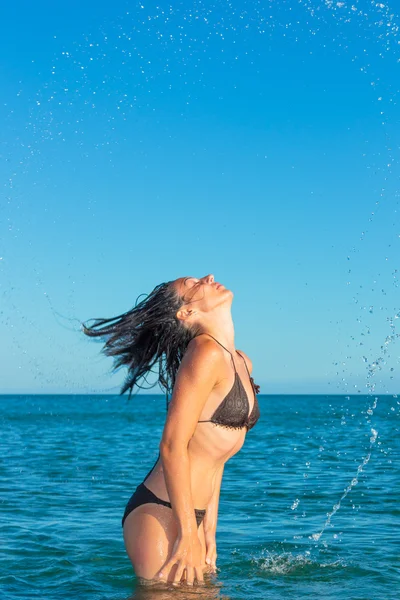 Bewegungseinstellung eines Mädchens, das mit den Haaren planscht — Stockfoto