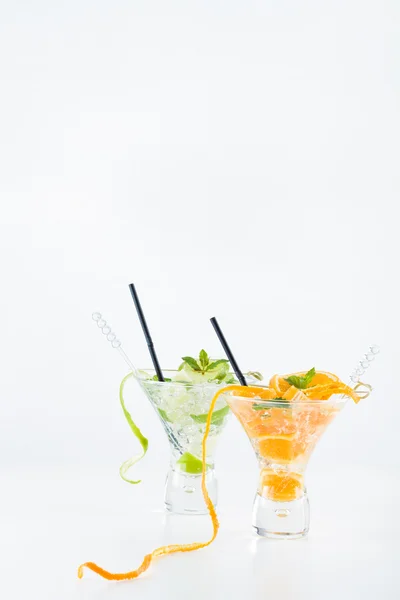 Orange und Limettenmojito auf weißem Hintergrund — Stockfoto