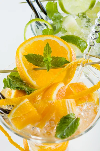 Laranja e limão Mojito sobre fundo branco — Fotografia de Stock