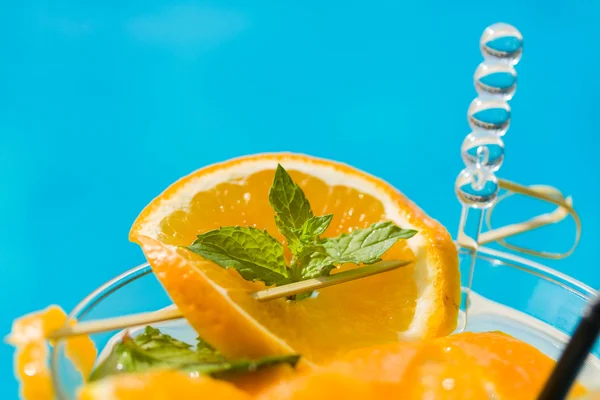 Orangenmojito am Pool — Stockfoto