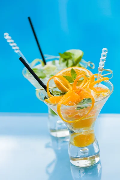 Orange and lime Mojito by the swimming pool — Stock Photo, Image