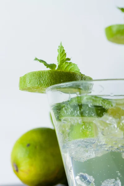 Mojito cocktail met limoen en munt — Stockfoto