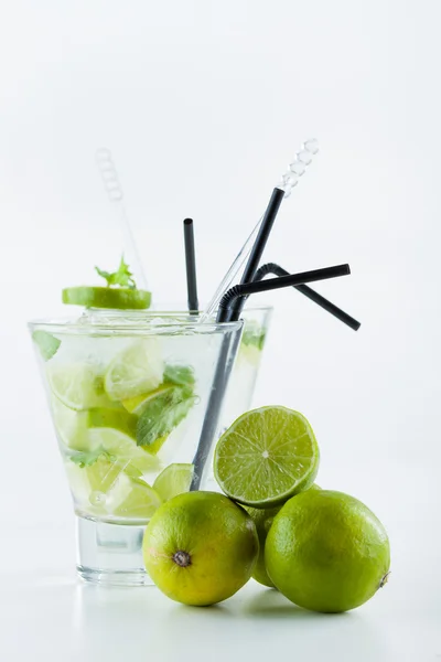 Mojito cocktail med lime och mynta — Stockfoto