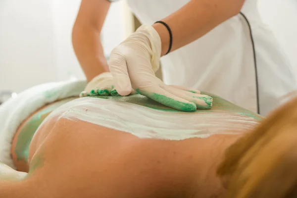 Mulher recebendo uma terapia de lama — Fotografia de Stock