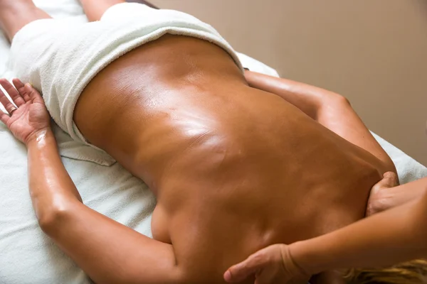 Mujer recibiendo masaje profesional . — Foto de Stock
